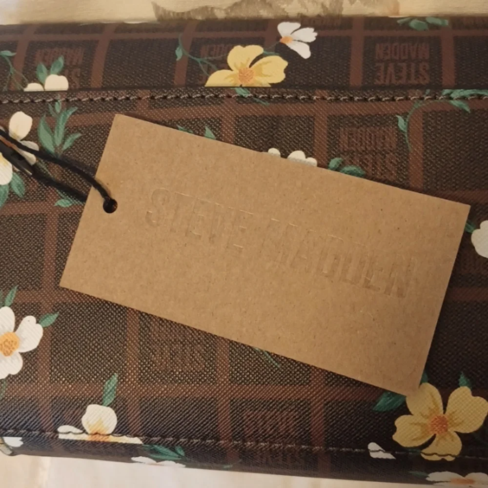 NWT! Steve Madden Faux Leather Crossbody. Brown with Floral Daisy print. 🌼🌸🌼 - Picture 3 of 9